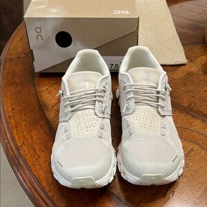 On Cloud 5 Running Cream Sneakers with Cushioned Sole and Breathable Upper